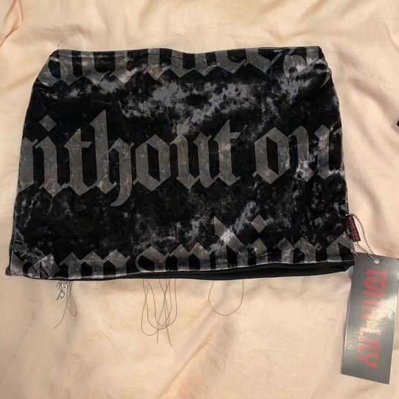 Absolutely beautiful skirt - Picture 2 of 2